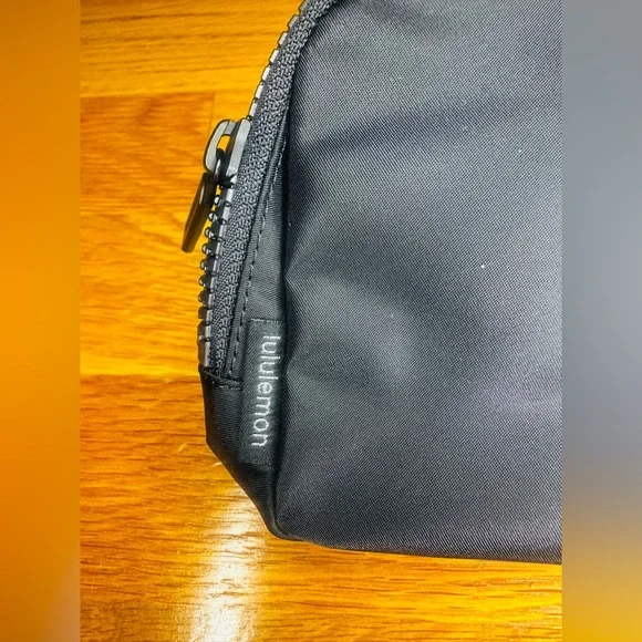 Lululemon Everywhere Belt Bag New York Graphic Black NWT - Picture 3 of 8